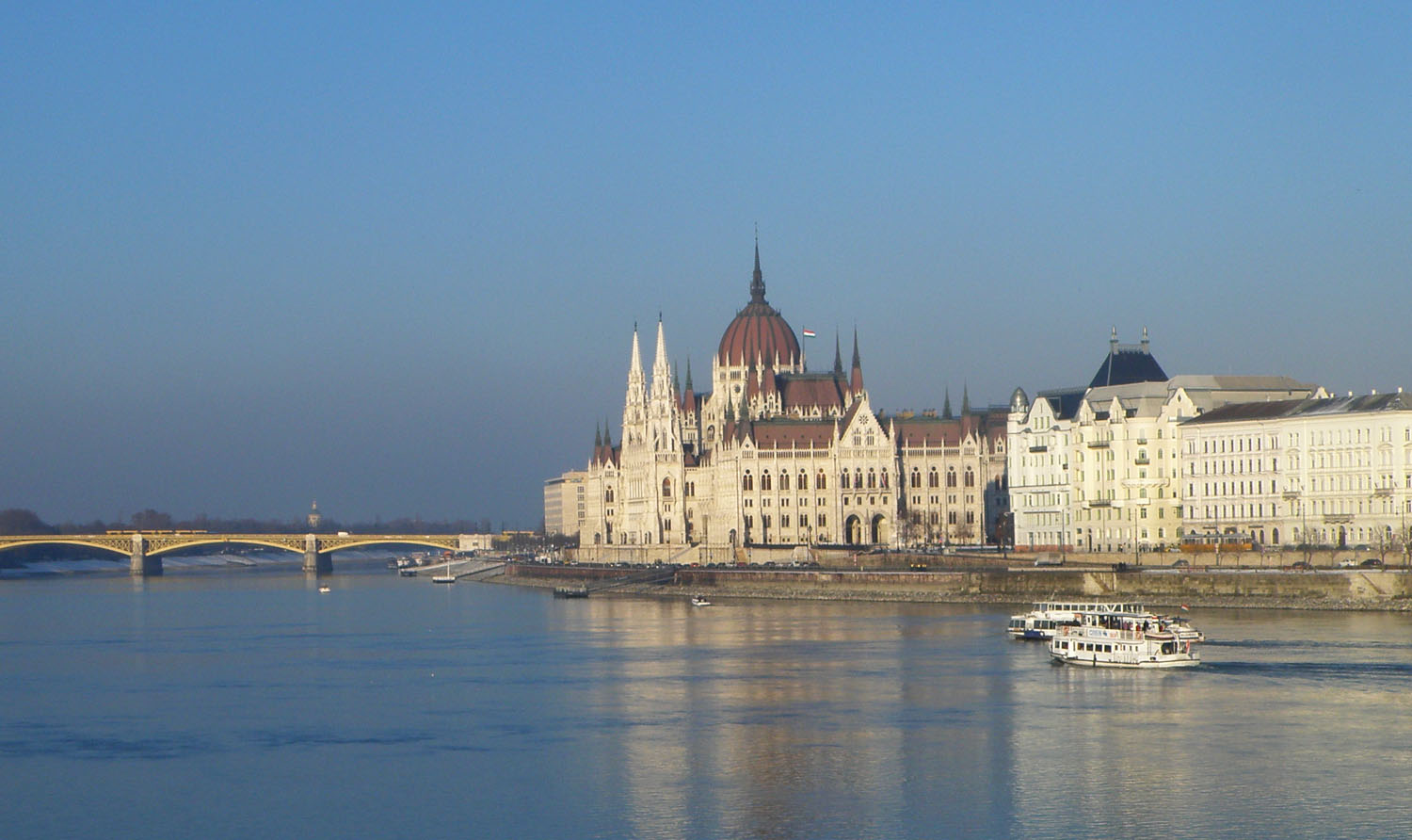 Shooting winter in Budapest with… a Digicam